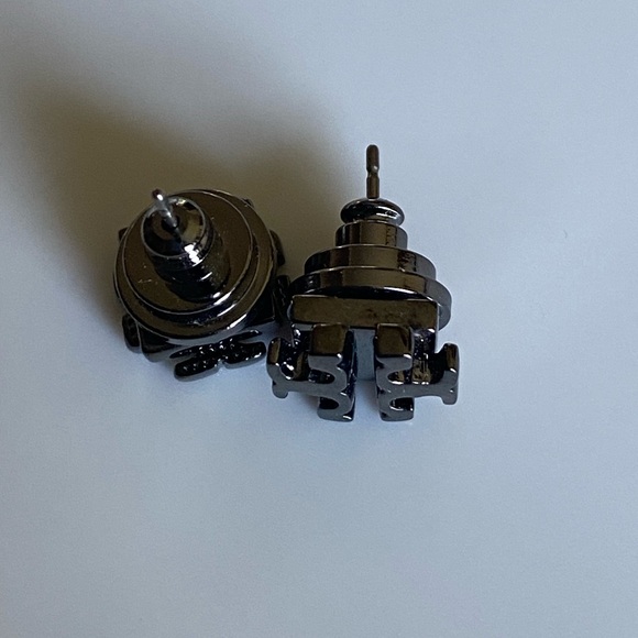 Tory Burch Classic Logo
Stud Earrings - Picture 2 of 4